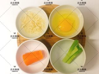 1、银鱼鸡蛋羹,准备好食材，银鱼干浸泡洗净