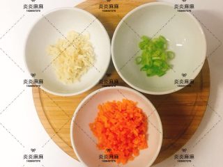 2、银鱼鸡蛋羹,胡萝卜、银鱼，葱，分别切碎。