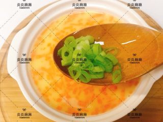 4、银鱼鸡蛋羹,鸡蛋打散加入1:1.5的温水；再加入银鱼、胡萝卜、葱末。