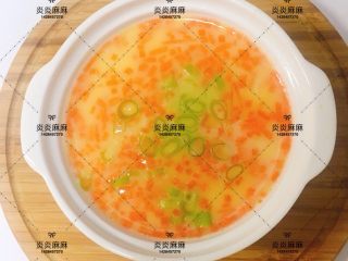 5、银鱼鸡蛋羹,鸡蛋打散加入1:1.5的温水；再加入银鱼、胡萝卜、葱末。