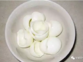 1、珍妮珍馐独家香肠土豆沙拉,鸡蛋煮10分钟后将蛋黄剥除，留下蛋清切丁（中间时间可以切其他食材）