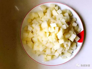 2、珍妮珍馐独家香肠土豆沙拉,土豆切丁后放入放沸水煮8分钟，然后捞起（中间时间可以切其他的食材）