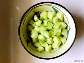 4、珍妮珍馐独家香肠土豆沙拉,黄瓜切丁