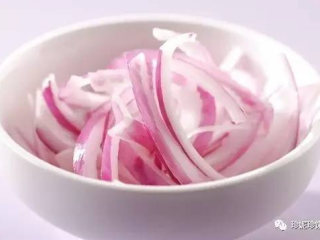 6、珍妮珍馐独家香肠土豆沙拉,洋葱切丁