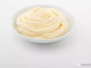 7、珍妮珍馐独家香肠土豆沙拉,将低脂沙拉酱、和所有食材倒入盆内放入半勺盐搅拌均匀即可