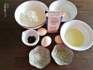 1、普洱茶牛奶戚风蛋糕,准备好原材料。