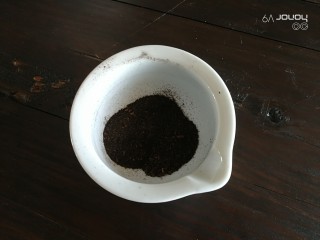 2、普洱茶牛奶戚风蛋糕,普洱茶打碎备用。