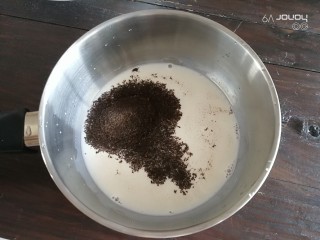 4、普洱茶牛奶戚风蛋糕,加热煮沸，晾凉备用。