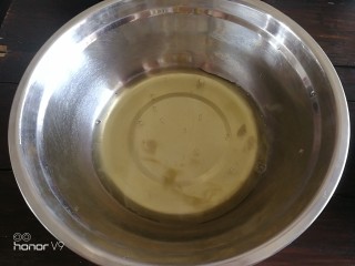 6、普洱茶牛奶戚风蛋糕,分离蛋白。