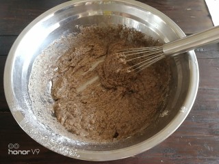 8、普洱茶牛奶戚风蛋糕,放入过筛好的低粉，采用z字形搅拌。