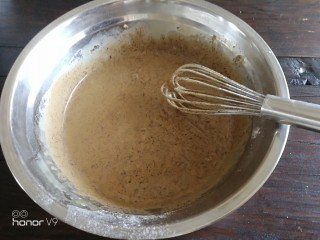 10、普洱茶牛奶戚风蛋糕,搅拌好的普洱茶蛋黄糊。