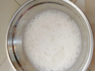 11、普洱茶牛奶戚风蛋糕,蛋白里面放几滴白醋去腥，打发到鱼眼泡的时候加入第一次的糖粉， 1档低速打发。