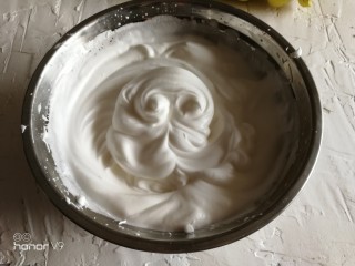 13、普洱茶牛奶戚风蛋糕,最后将剩下的糖粉全部放入，用1档低速打发，打发到小尖角状态即可。