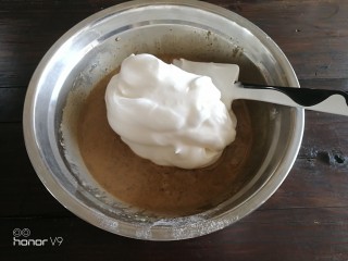 14、普洱茶牛奶戚风蛋糕,取1/3的蛋白到普洱茶蛋黄糊里面，采用切拌的方法进行操作。