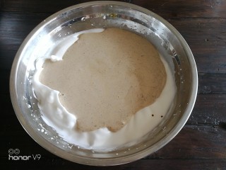 15、普洱茶牛奶戚风蛋糕,将切拌好的普洱茶蛋黄糊倒入剩下的蛋白里面。