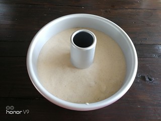 17、普洱茶牛奶戚风蛋糕,将面糊从15~20CM高度倒入模具里面，震几下模具，将空气震出来。