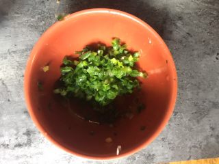 2、莲藕丸子,香葱洗净后切成小葱花待用