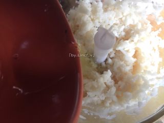 4、莲藕丸子,将莲藕丁放入料理机，加入蛋清搅打