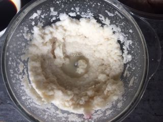 5、莲藕丸子,搅打成莲藕泥