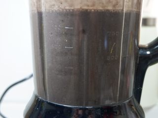 12、五黑固肾米糊,在用点动功能10秒中，将砂糖搅拌均匀即可~