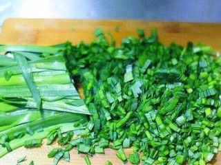 1、韭菜鸡蛋馅饼 家常便饭最暖心,醒面的时间里，准备馅料。韭菜摘好洗净切沫。