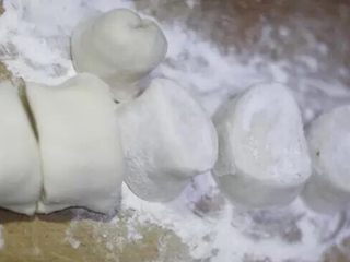 4、韭菜鸡蛋馅饼 家常便饭最暖心,醒好的面揉成长条形，切成段，这一步参考饺子皮的做法，只是体积大了而已。