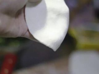 5、韭菜鸡蛋馅饼 家常便饭最暖心,擀面的时候不用擀的特别薄，这个角度看的清楚吧，厚度像一个一元硬币的厚度。