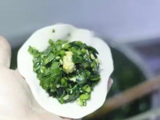 6、韭菜鸡蛋馅饼 家常便饭最暖心,掌心拖住面皮，放两大勺韭菜馅。