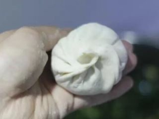 8、韭菜鸡蛋馅饼 家常便饭最暖心,像包包子一样，一点点黏上。