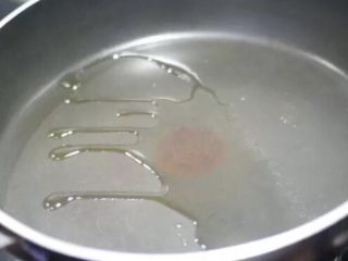 9、韭菜鸡蛋馅饼 家常便饭最暖心,中火热油，油热了改小火。