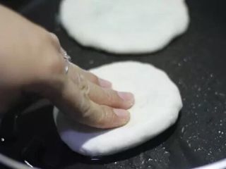 11、韭菜鸡蛋馅饼 家常便饭最暖心,在锅里直接用手指压薄推开。