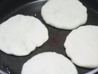 12、韭菜鸡蛋馅饼 家常便饭最暖心,中小火烙饼，感觉底部变硬的时候翻个面。韭菜熟的很快的。