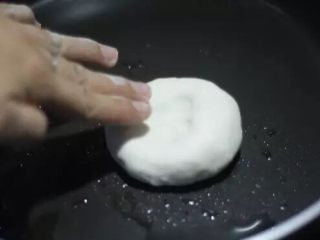 10、韭菜鸡蛋馅饼 家常便饭最暖心,因为面很软，直接把包好的“包子”褶朝下按到平底锅里。