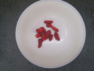 2、红糖花生大枣汤,枸杞子也洗干净