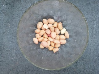 4、红糖花生大枣汤,花生准备好