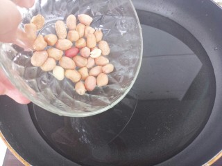 5、红糖花生大枣汤,先把花生煮一下，去皮