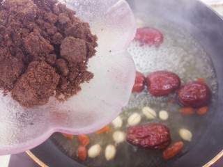 14、红糖花生大枣汤,把大枣煮的软烂，加入红糖