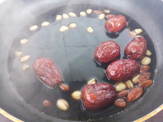 16、红糖花生大枣汤,红糖全部融化即可