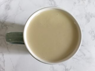 5、太极养生羹 ,做完以后倒入杯中盖保鲜膜备用。