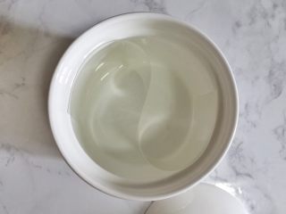 10、太极养生羹 ,用硬质的慕斯围边在碗里弯曲成S型，把碗分隔成两半。