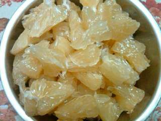 1、柚子茶,把柚子泡到水里，并用盐搓洗干净。然后再浸泡几分钟。因为现在很多水果表皮都有一层果蜡，所以用盐清洗比较干净。然后把果肉上多余的白瓤也削掉剩下果肉，然后把果肉掰成一块块，不需要掰成一粒粒，因为待会煮的时候会自动散开的。