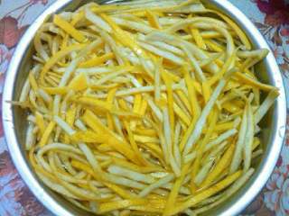 2、柚子茶,接下来把柚子皮用刀慢慢削下来，尽量把柚子皮上的白瓤削掉，因为这层白瓤会比较苦。柚子皮越薄越好，待会煮起来的口感也会比较好。然后把去过白瓤的柚子皮用刀切成一条条丝，切得越细待会煮后的口感会越好哦。