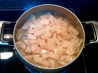 3、柚子茶,锅里的水大概能淹过柚子皮跟果肉多一些，待烧开后，把柚子皮丝跟果肉一起下锅煮上10分钟左右改成小火熬(我先放丝熬五分钟再放果肉的)。然后把糖倒入锅内继续熬个几分钟，有冰糖的最好用冰糖哦。加入糖后，继续小火熬，直到柚子皮跟果肉变成暗黄色。也是因为加入糖才会变成这种颜色的，看起来很诱人吧，柚子茶也差不多做好咯。