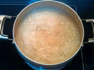 4、柚子茶,小火熬至暗黄色后，而且水量也慢慢熬少了后熄火，待稍凉些就可以盛起来。有条件的话，可以加入些许蜂蜜哦，再搅拌均匀。可以更好的达到口感上的清甜，也能更好起到降火的作用哦。