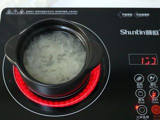 7、双色枸杞银耳桂花羹,直至把银耳炖出胶蓉粘稠时