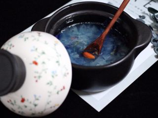 12、双色枸杞银耳桂花羹,养颜又养眼的双色枸杞银耳桂花羹就炖好了