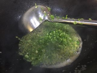 6、盐焗大虾 湘菜,接下来，炒辣椒。借着锅内的余温，锅内加入少量油，把切好的青辣椒末入锅。进行翻炒。期间加入适量盐跟味精，进行提味。