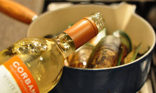 2、香蒜焗烤青口,淋入少许白葡萄酒（煮mussel不需大量液体，一点点足以，让锅里有些水汽）