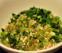 6、香蒜焗烤青口,另准备小碗，把蒜末，香菜末，牛至，面包屑和融化的黄油混合均匀