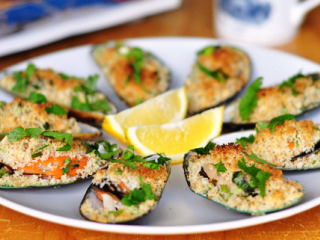 11、香蒜焗烤青口,取出，用香菜末装饰，与柠檬块一起装盘上菜（吃的时候根据喜好可以挤些柠檬汁食用）